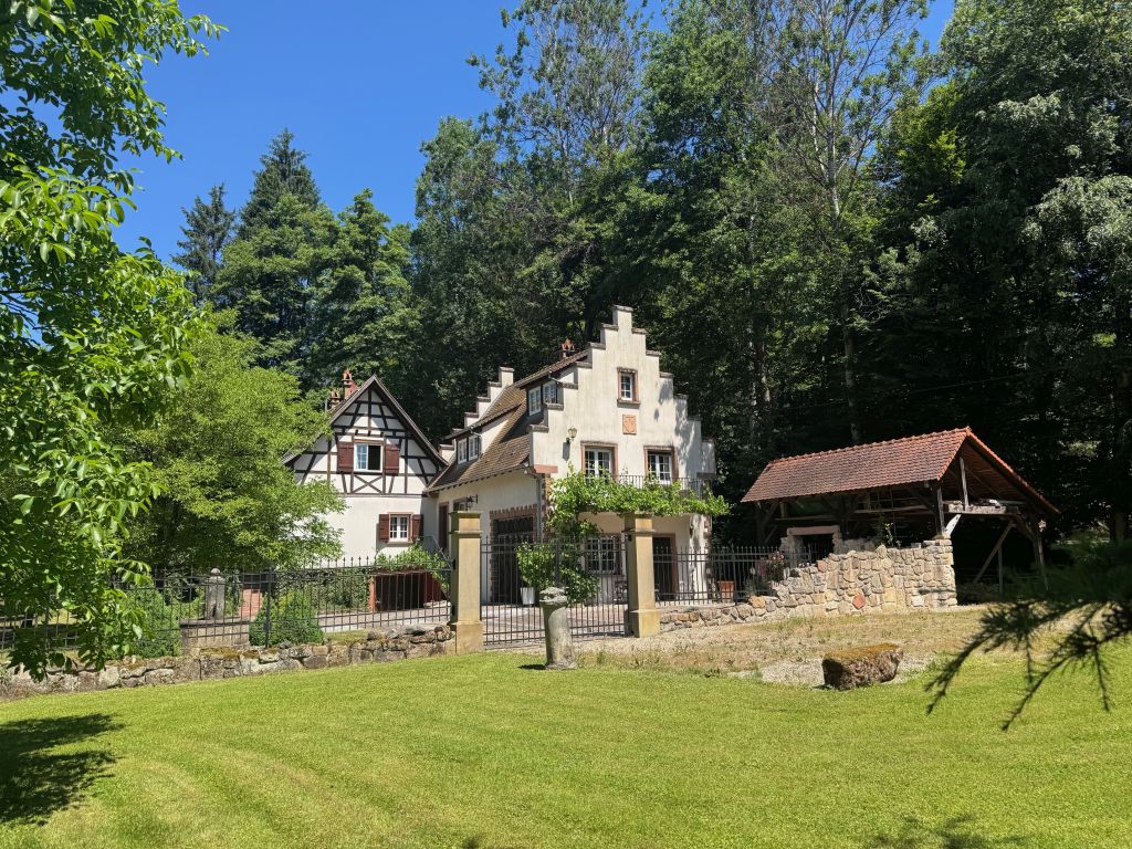 VERKAUFT  !!!!!!!!!!!!!!!”UN PETIT BIJOU” – EIN KLEINOD ZUM VERLIEBEN!  In Alleinlage, mit Naturweiher, Bachlauf und großem Grundstück