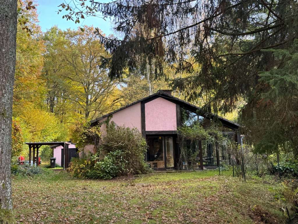 FREIES LEBEN INMITTEN DER NATUR!  Gemütlicher Landhaus-Bungalow in  Naturlage direkt am Wald