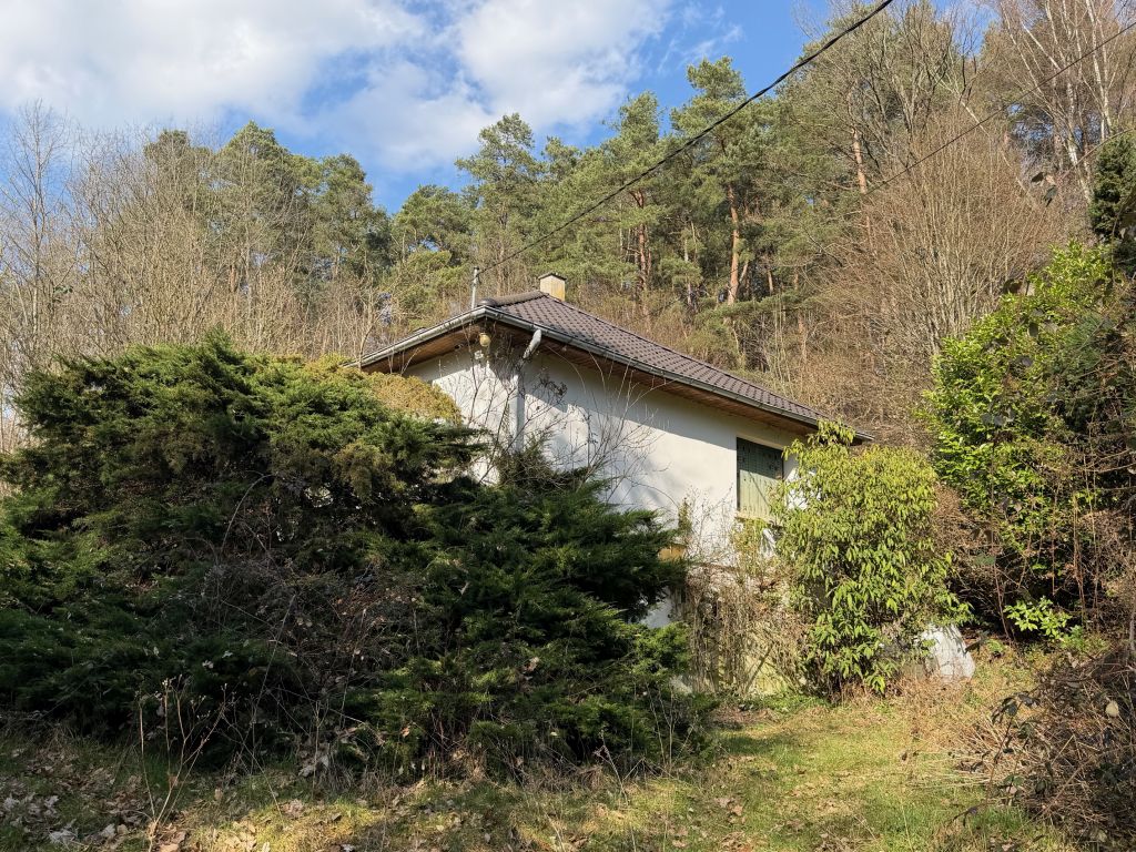 VORKAUFSVERTRAG UNTERSCHRIEBEN !!!!!!!!!!!!!!!!!!!!!!ALLEINLAGE MIT GROSSEM WALDGRUNDSTÜCK   Netter Landhaus-Bungalow zum Renovieren  IDEAL FÜR NATURFREUNDE