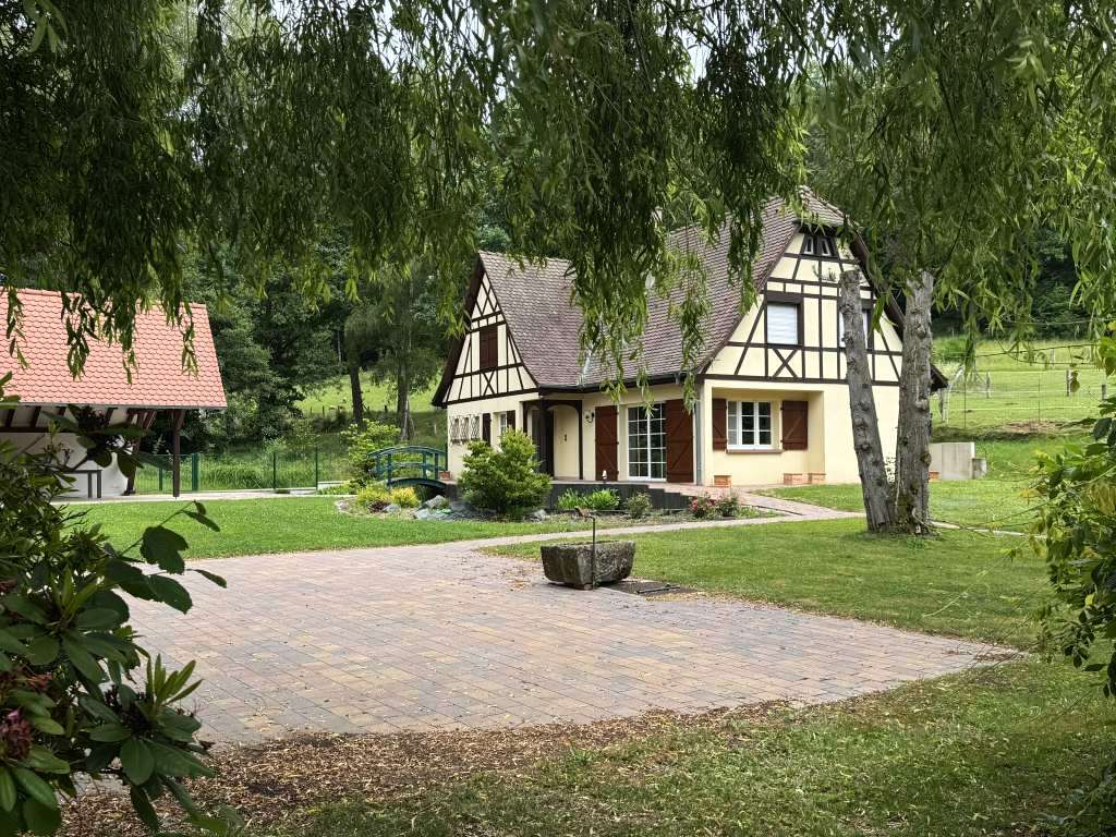 Gepflegtes Landhaus mit großem Grundstück und Bachdurchlauf in ruhiger Randlage Gepflegtes Landhaus mit großem Grundstück und Bachdurchlauf in ruhiger Randlage